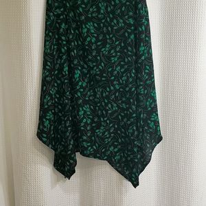 Size: 2 / Who What Wear / Black and Green Skirt